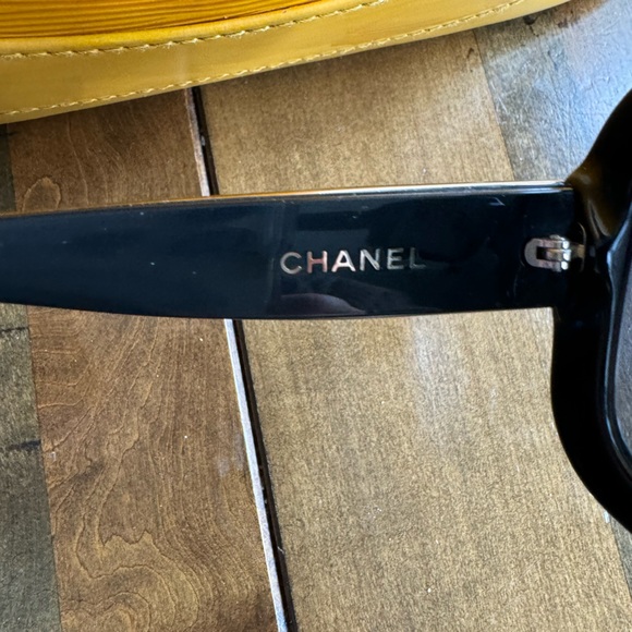 EUC CHANEL POLARIZED SUNGLASSES BLACK WITH CASE, BOX, PAPERWORK AND CLOTH - Picture 5 of 9